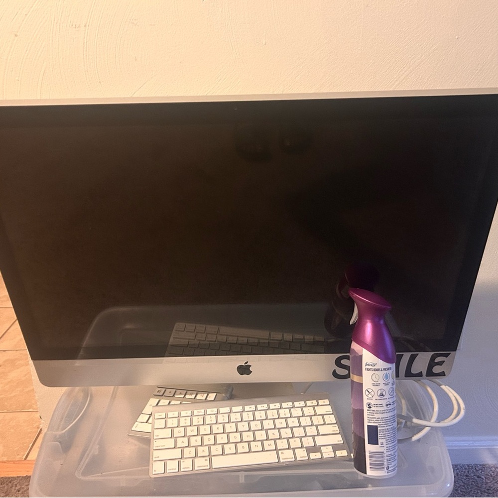 Apple iMac with Black Screen and White Keyboard - Picture 2 of 2